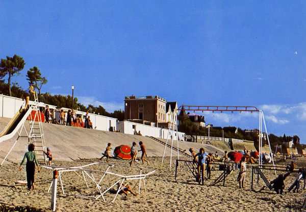 Cartes Postales Pop et  Kitsch des années 50, 70 et 70 - Pop and kitsch vintage postcards from the fifties, the sixties and the seventies : Jeux de plein air