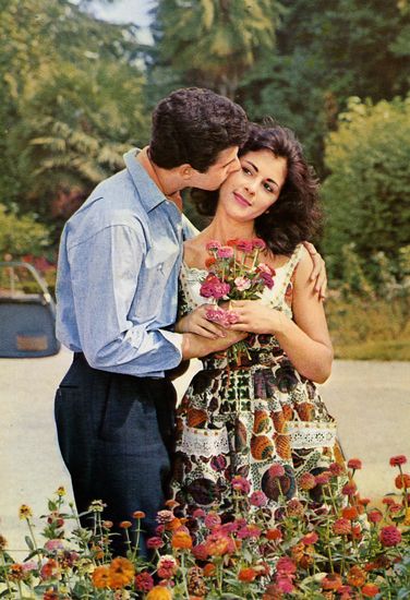 Cartes Postales Pop et  Kitsch des années 50, 70 et 70 - Pop and kitsch vintage postcards from the fifties, the sixties and the seventies : L'amour est dans le pré