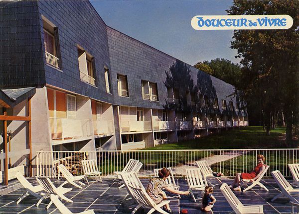 Cartes Postales Pop et Kitsch des années 50, 70 et 70 - Pop and kitsch vintage postcards from the fifties, the sixties and the seventies : Quelques étapes chaleureuses - ARGOAT - QUERLEDAN peut vous recevoir toute l'année pour vos vacances ou vos séminaires 22 - MUR-DE-BRETAGNE