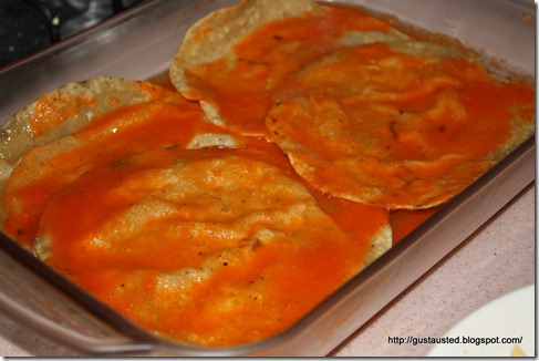 Acomoda las tortillas y baña con la salsa Acomoda las tortillas y baña con la salsa