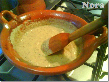 Fríe el almendrado con todos los ingredientes menos el pure de tomate 