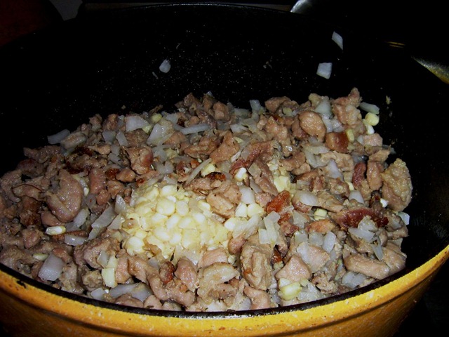 [CUANDO LA CARNE ESTA FRITA, AÑADE CEBOLLA, AJO Y ELOTE[2].jpg]