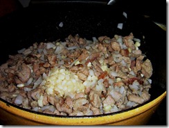 CUANDO LA CARNE ESTA FRITA, AÑADE CEBOLLA, AJO Y ELOTE CUANDO LA CARNE ESTA FRITA, AÑADE CEBOLLA, AJO Y ELOTE
