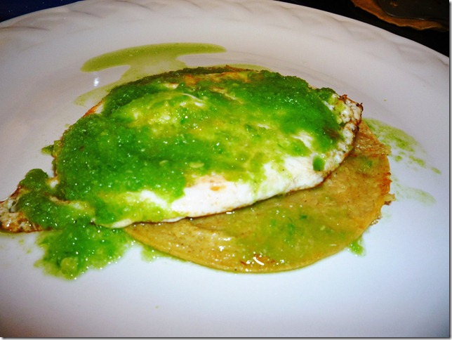 HUEVO ESTRELLADO CON SALSA VERDE (1) HUEVO ESTRELLADO CON SALSA VERDE (1)