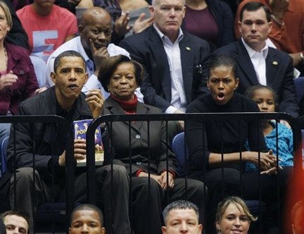 [barackobamaandfamilyatbasketballgame[1].jpg]