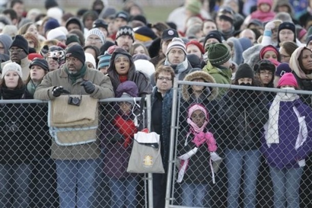 [crowd at the gate[3].jpg]