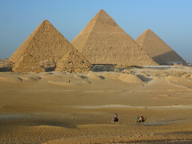 [great-pyramids-of-giza_www.wonders-world.com_801[2].jpg]