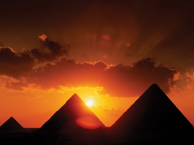 [great-pyramids-of-giza_www.wonders-world.com_805[2].jpg]