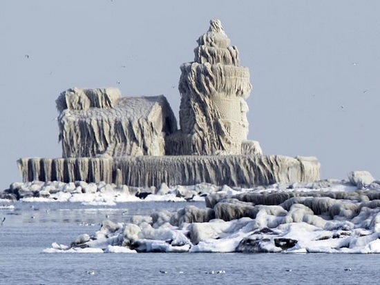[lighthouse-covered-in-ice-palace-cleveland-lake-erie-dark452[3].jpg]