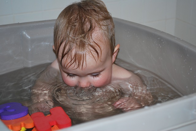 [2009-04-27 Myron in tub with ABC 014[5].jpg]