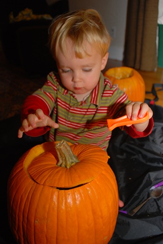 [2009-10-30 Myron Pumpkin Carving 013[3].jpg]