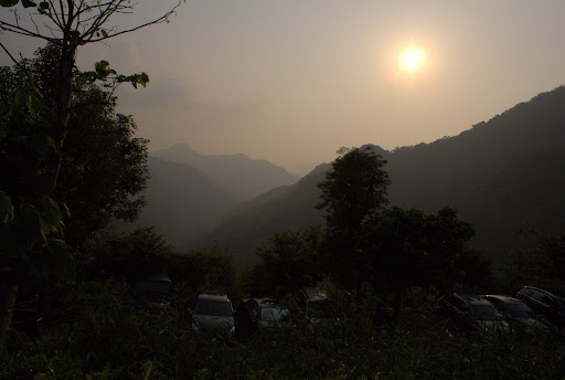 接近黃昏，群山更顯朦朧