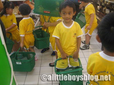 Kids go shopping Kids learn to shop in a hypermarket
