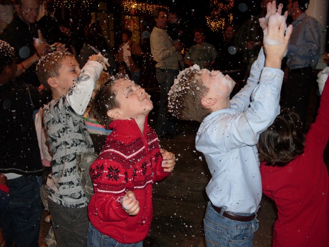 [Children Playing in the Snow2[3].jpg]