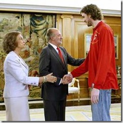 Reyes_Espana_saludan_Pau_Gasol