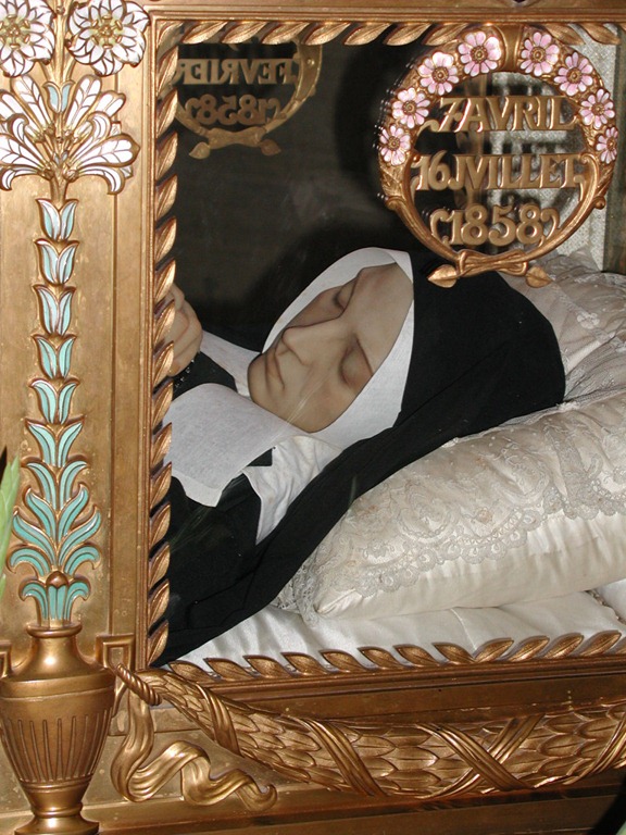 [Corpo incorrupto de Santa Bernadette em Nevers[5].jpg]