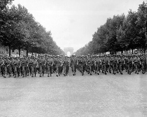 wiki - 755px-American_troops_march_down_the_Champs_Elysees