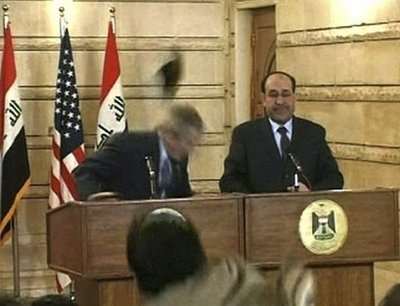 Iraqi reporter throwing shoe at George Bush pics