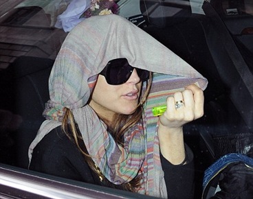 Lindsay Lohan engagement finger ring photo