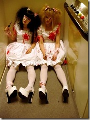 Embora se vistam como em filmes de terror, até que tem certa graça