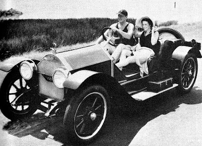 John Wayne y Maureen O'Hara en un 1914 Stuzt Bearcat