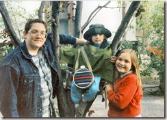 1988 10 Niels, Elinor and Cordelia in the back yard 4212 Lyndale