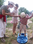 Jeu en famille lors d'un week-end en famille au gîte du Rancas