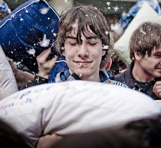 [pillowfight[4].jpg]