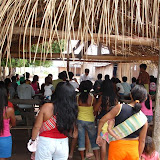 Aldeia reunida ouve a pregação do dr.Diego.jpg