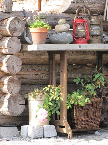 [decorated table in the garden[3].jpg]