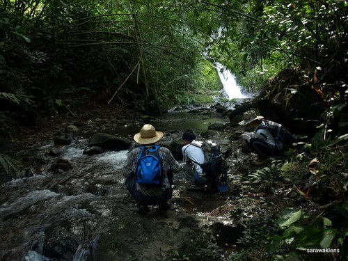[Visiting_a_waterfall_in_Sarawak_065.jpg]