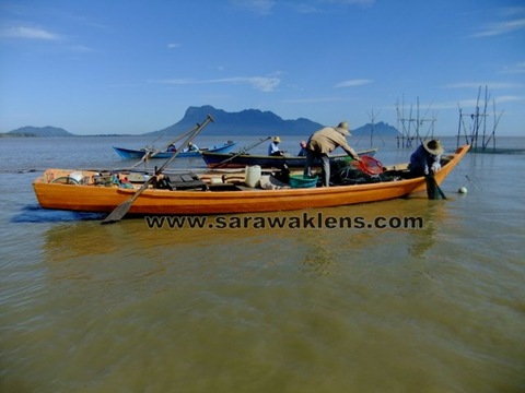 [boat_ride_to_Bako_fishermen_5[5].jpg]