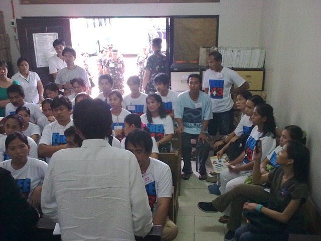 [Morong health workers listening to their defense lawyers[2].jpg]