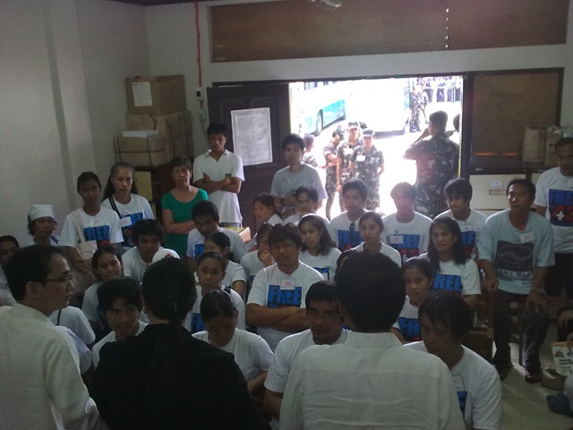 [Defense lawyers briefing Morong health workers after court hearing re transfer[2].jpg]