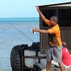 Pescando en el muelle turístico Pescando en el muelle turístico