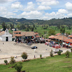 Pueblo al lado del monumento