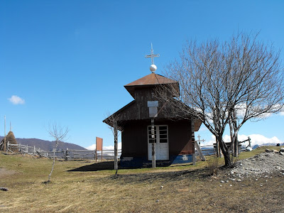 Muntii Cernei. Biserica din Dobroaia