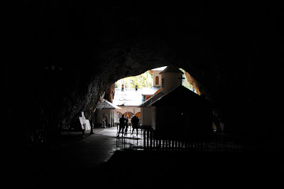 Muntii Bucegi - iesirea din Pestera Ialomitei in curtea schitului Pestera