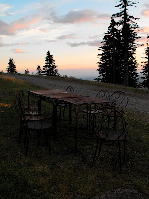 Cabana Cozia. Apus de soare cu scaune