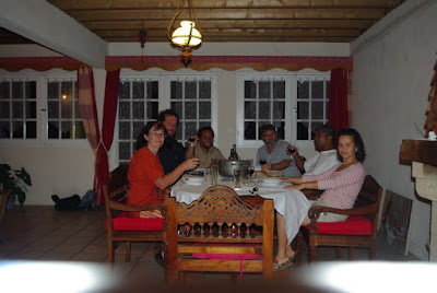 Repas chez nos hôtes, Nathalie et Guito à droite.