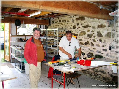 Réparation de l'avion école après un atterrissage musclé.www.stage-modelisme.net