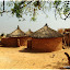 Cases rondes traditionnelles couvertes en paille tressée. De plus en plus de case sont carrées et couvertes de tôles.