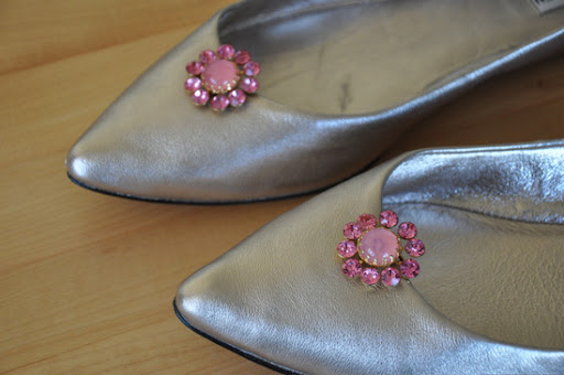 A trial with the pink clips from the flea market.