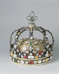 Couronne de Louis XV (créée pour le sacre) Description : Dite aussi Couronne personelle de Louis XV. Prov.: Trésor de l'abbaye Saint -Denis. Modèle de Rondé Auteur : Duflot Augustin (1715-1774), Rondé Claude (d'après) Période : règne de Louis XV (1723-1774) Date : 1722 Technique/Matière : argent (métal), broderie (textile), doré (technique), satin Site de production : Paris (réalisé à) Lieu de découverte : abbaye de Saint-Denis Localisation : Paris, musée du Louvre © RMN / Martine Beck-Coppola