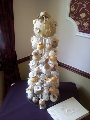 [Bauble Cake in Gold Brown and Cream[6].jpg]