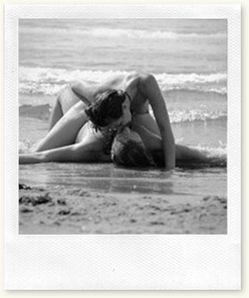 pareja en la playa amandose