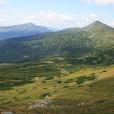 Полонына Брескульска, слева - Петрос, правее - Говерла. Вид с хребта