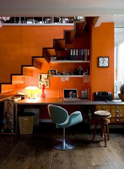 Better Living Through Design, Orange arbetsrum under trappa
