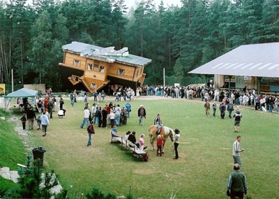 Upside Down House, Polen