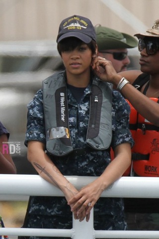 [Rihanna a Battleship forgatásán 003[3].jpg]